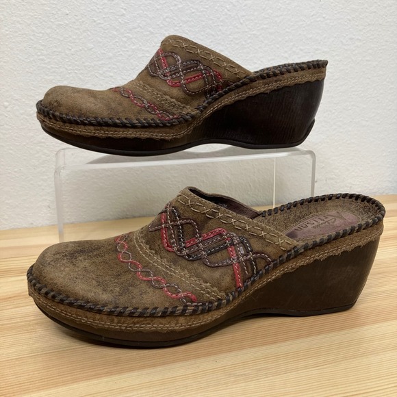 Clarks Artisan Mules Clogs Shoes Y2K Women 7M Brown Leather Embroidered Comfort - Picture 2 of 9